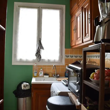 Large Quiet Parisian In Lively 11th Apartment *