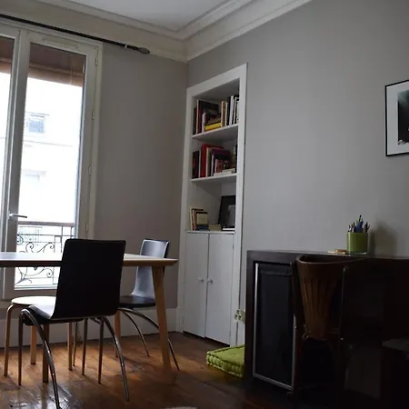 Large Quiet Parisian In Lively 11th *